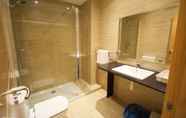 In-room Bathroom 7 Apartment Grau