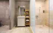 In-room Bathroom 5 Aloe Villa