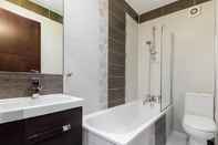 Toilet Kamar Chique Family 2 Bed Apartment