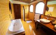 Toilet Kamar 6 Muang La Lodge