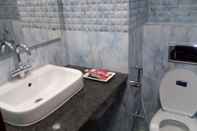Phòng tắm bên trong Adhunik Hotel Neemrana