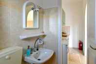 Phòng tắm bên trong Asante Paros