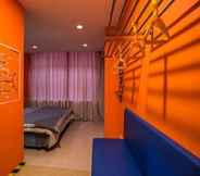 Kamar Tidur 7 Crosme Theme Hotel