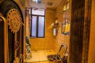 Toilet Kamar Crosme Theme Hotel