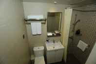 Toilet Kamar WE Hotel