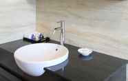 Toilet Kamar 7 Mayfair Suites