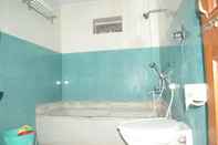 Phòng tắm bên trong Hotel Tathagat Inn