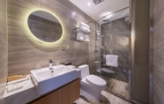 Toilet Kamar 2 ISVARA Culture Homestay Li Mu Space