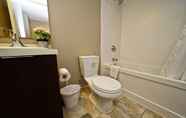 Toilet Kamar 7 The York Boutique Suites