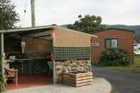 Exterior Snug Beach Cabin And Caravan Park