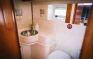 In-room Bathroom 2 Sheliak boat and breakfast