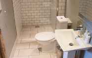 Toilet Kamar 6 Tilbury Cottage