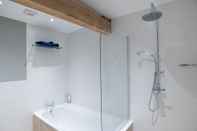 In-room Bathroom Tilbury View