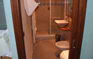 Toilet Kamar 6 Locanda Chi Ghinn