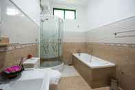 In-room Bathroom Ceyloni Lake View