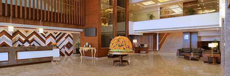 Lobby Radisson Chandigarh Zirakpur