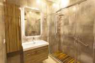 In-room Bathroom Evoda Residence
