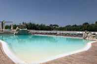 Swimming Pool Villaggio Turistico Arco Delle Rose - Campsite