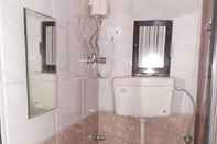Phòng tắm bên trong Hotel Shadab Palace