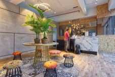 ロビー Robusta Suites by mushROOM