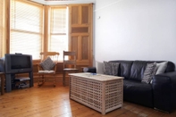 Lobby Central and Spacious 2 Bedroom Flat With Garden