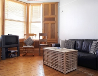 Lobby 2 Central and Spacious 2 Bedroom Flat With Garden