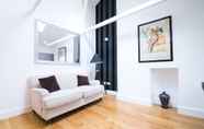 Ruang Umum 2 Contemporary 1 Bedroom Flat in Fulham near The Thames