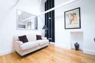 Ruang Umum Contemporary 1 Bedroom Flat in Fulham near The Thames