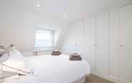 Bedroom 3 Contemporary 1 Bedroom Flat in Fulham near The Thames