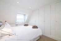 Bedroom Contemporary 1 Bedroom Flat in Fulham near The Thames