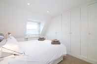 Bedroom Contemporary 1 Bedroom Flat in Fulham near The Thames