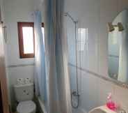 In-room Bathroom 6 Hostal Roca