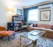 Ruang untuk Umum 2 A Place Like Home - Elegant Apartment near Green Park