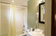 Toilet Kamar 5 Quality Inn & Suites