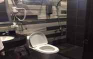 Toilet Kamar 3 Route 66 Backpacker lnn - Hostel