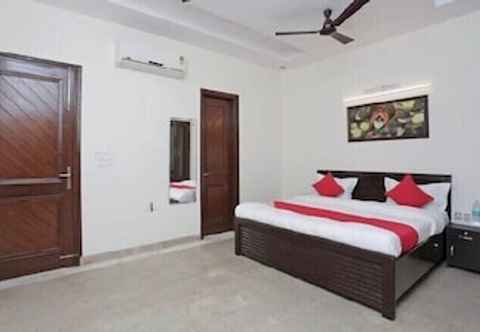 Bilik Tidur Orchid Suites Noida