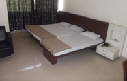 Kamar Tidur 4 Hotel Rajshree Lodging