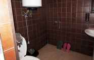 In-room Bathroom 7 Hotel Gold