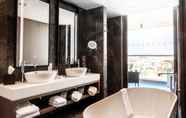 In-room Bathroom 6 Radisson Blu Hotel, Larnaca