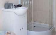 Toilet Kamar 7 Iezer Residence