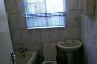 Toilet Kamar Rifumo Bed & Breakfast