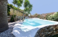 Kolam Renang 2 Amazing 1-Bedroom House in Tinos