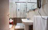 Phòng tắm bên trong 5 B&B Vatican Golden Rooms