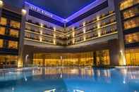 Swimming Pool TRYP by Wyndham Izmit