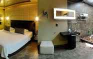 Toilet Kamar 2 Orei' Suites & Spa