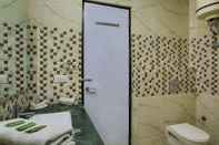 In-room Bathroom Hotel Maa Gayatri