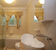 In-room Bathroom 4 Hoopoe Haven Guest House