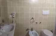 Toilet Kamar 3 Suite Hotel Club Dominicus