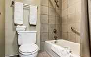 Toilet Kamar 4 SureStay Hotel by Best Western Wells