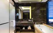 ห้องน้ำภายในห้อง 3 Renaissance Shenyang West Hotel